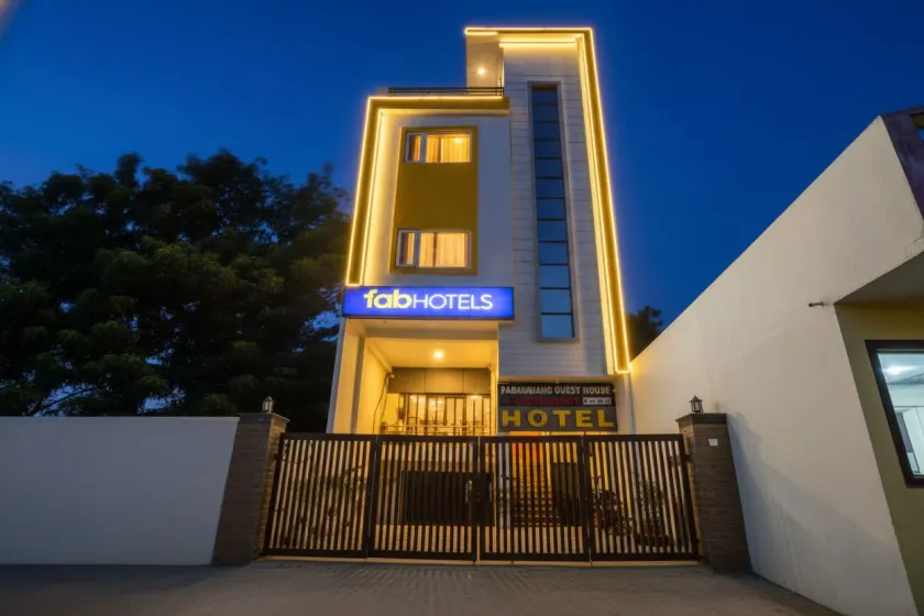 FabHotel Paramhans Guest House - Nr. Sant Ravidas Ghat - Image 1