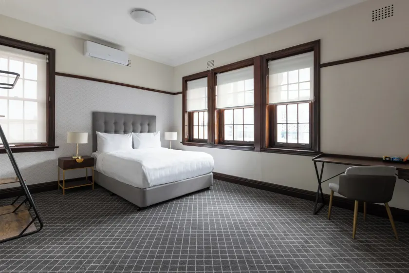 Southern Cross Hotel - Image 1