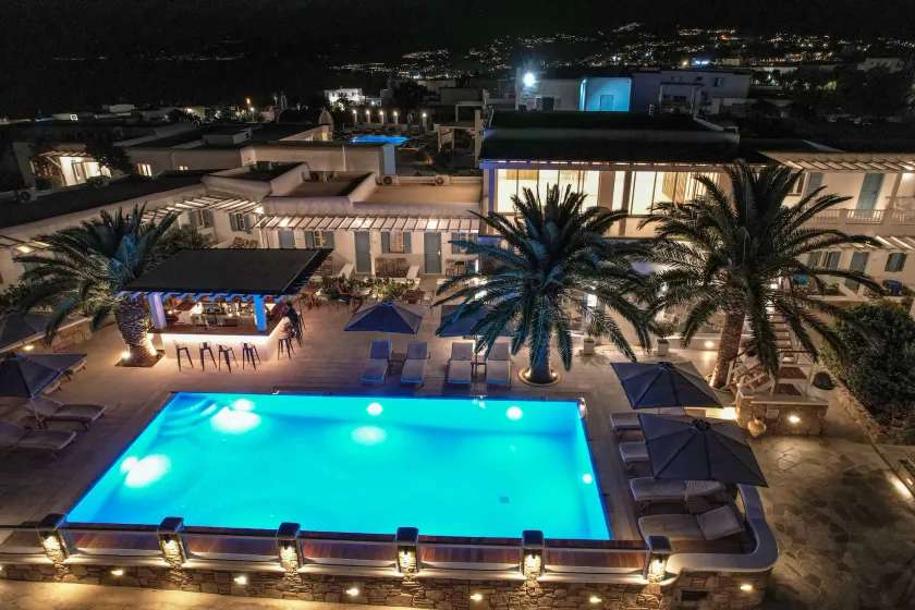 Petinaros Hotel - Image 1