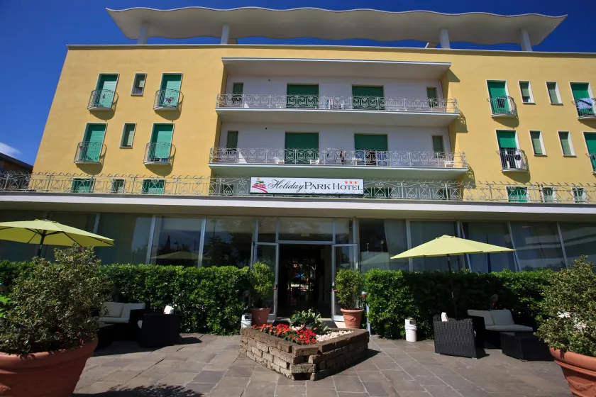 Hotel Holiday Park - Image 1