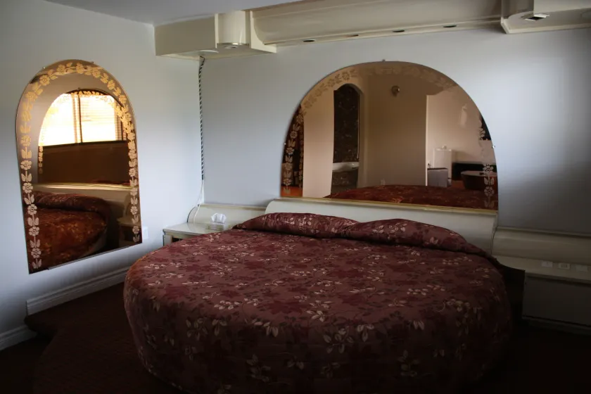 Grand Motel Saint-Hubert - Image 1