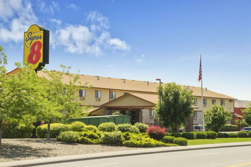 Super 8 by Wyndham Kennewick - Image 1