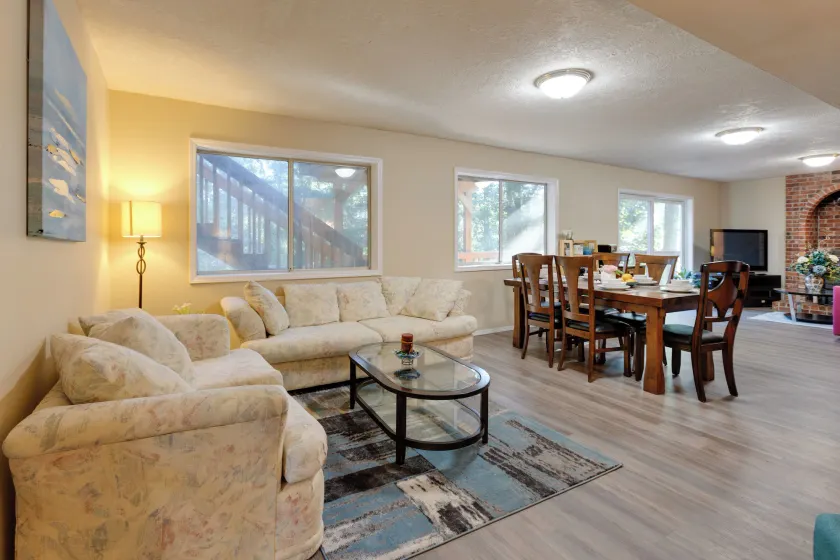Oregon Jade Lodging- Spacious 2 Bedrooms, Ev Charger, Quite By Stream - Image 1