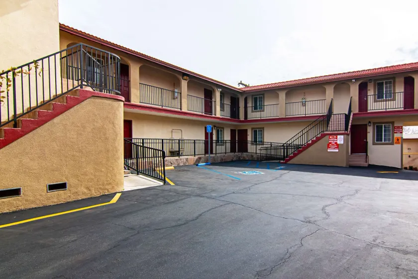 Econo Lodge Long Beach I-405 - Image 1