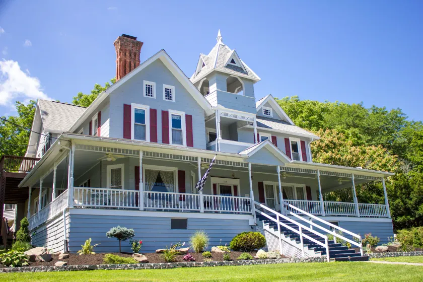 Hudson Manor Bed & Breakfast - Image 1