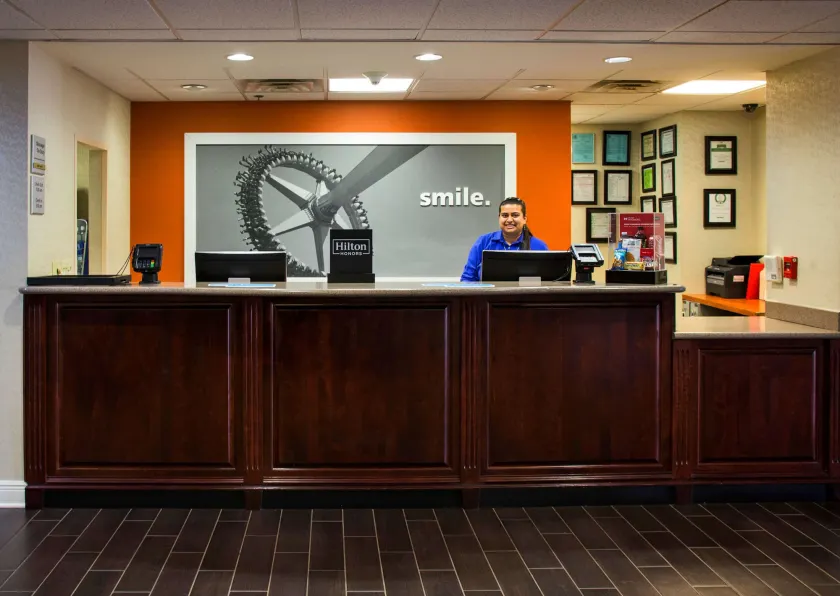 Hampton Inn & Suites Valdosta/Conference Center - Image 1