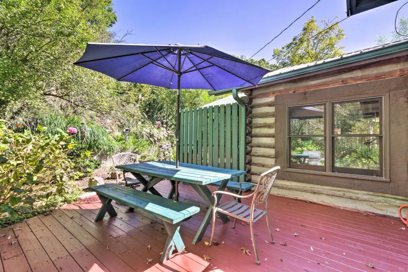 Rustic-yet-cozy Cabin w/ Patio, 12 Mi to Asheville - Innenbereich