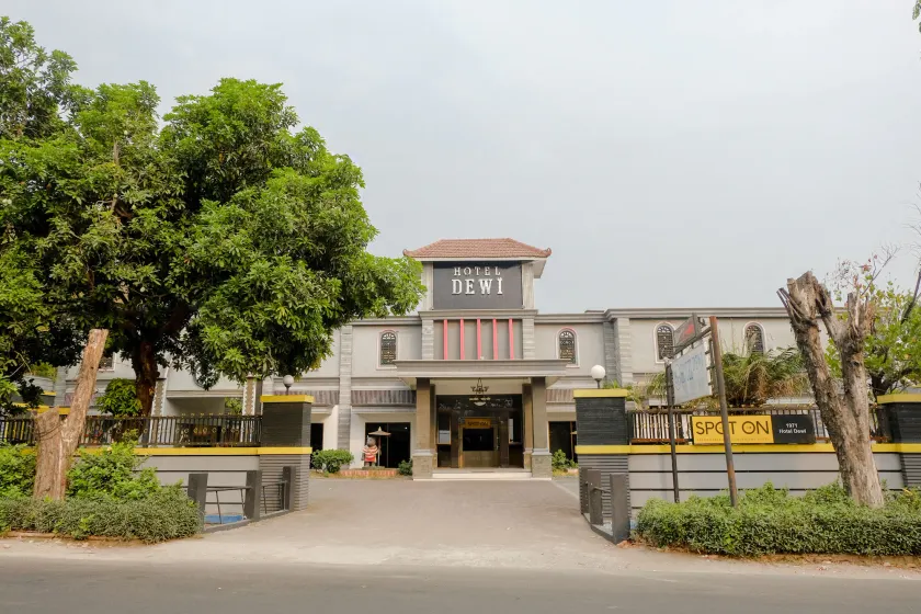 Hotel Dewi near GOR Merdeka Jombang Mitra RedDoorz - Image 1