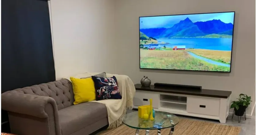 Fresh Modern 4BR Home 2 x Ensuite Park and Lake Views - Image 1