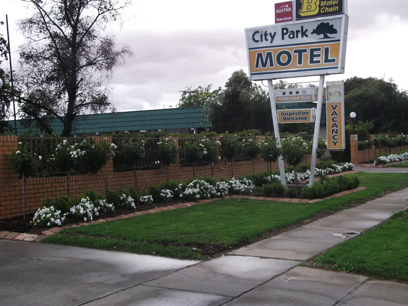 City Park Motel and Apartments - Image 1