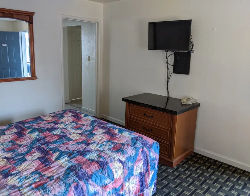 Deluxe Inn - Image 1