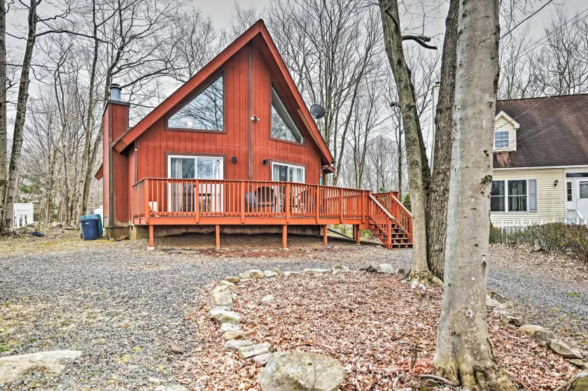 Golf, Ski + Fish: Cabin w/ Deck in Tobyhanna! - Image 1