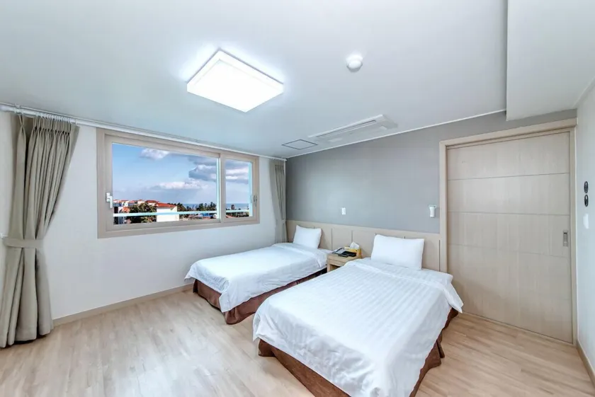 Jungmoon City Hotel & J-hill Hotel - Image 1