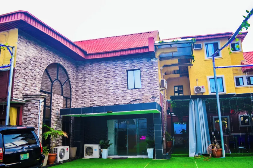Owee Hotel Exclusive Apartments & Suites - Image 1