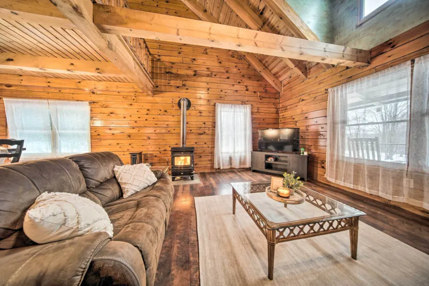 Panama Cabin on 36 Acres w/ Hot Tub & Trails! - Interiør