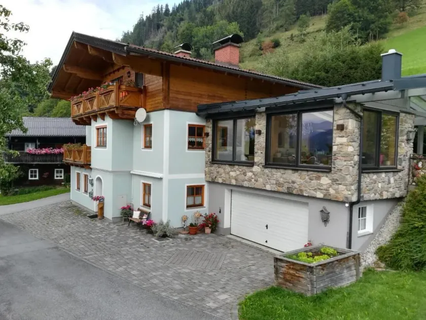 Charming Apartment in Goldegg, Austria - Mountain Views & Private Entrance - Image 1