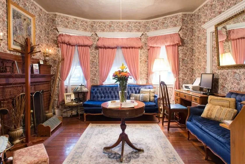 The Coolidge Corner Guest House: A Brookline Bed and Breakfast - Image 1