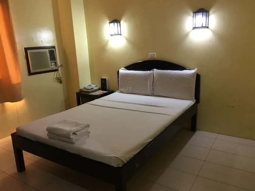 Sampaguita Suites Plaza Garcia - Image 1