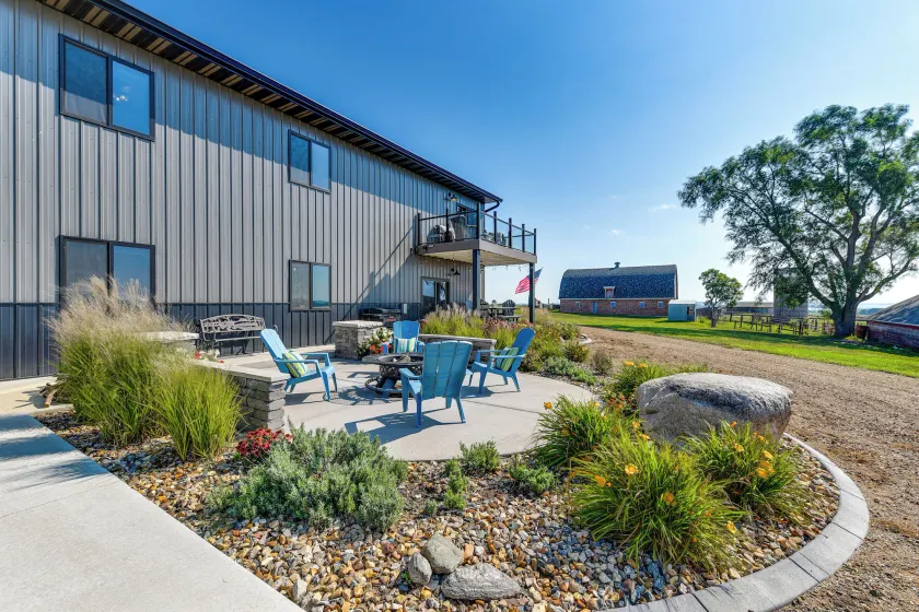 River Views & Rural Charm: Springfield Retreat - Image 1