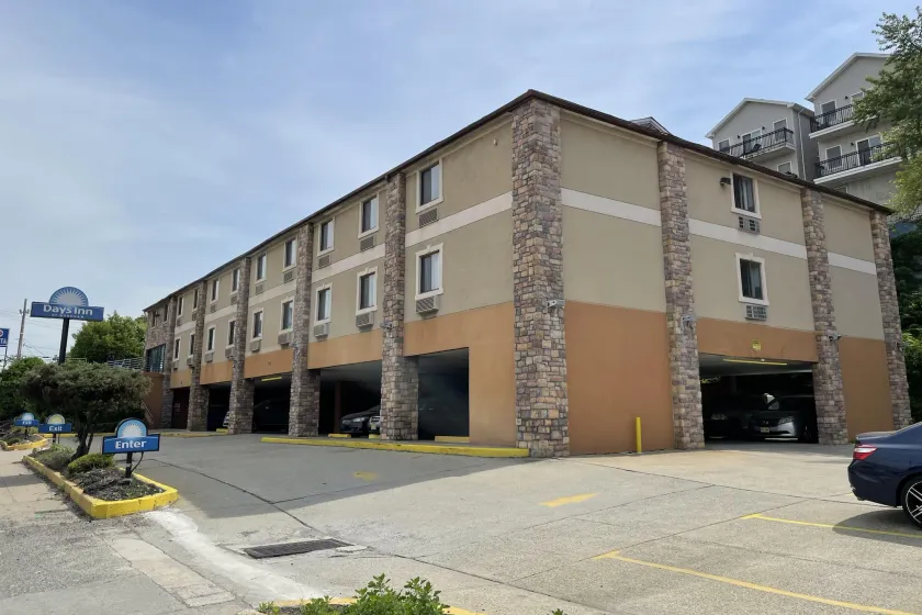 Days Inn by Wyndham Jersey City - Image 1