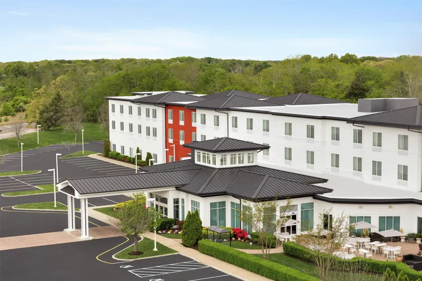 Hilton Garden Inn Riverhead - Image 1