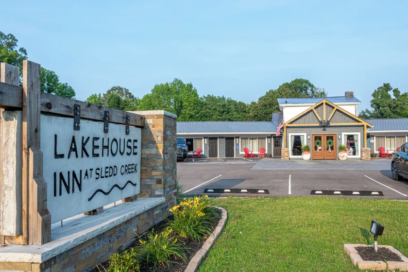 The Lakehouse Inn at Sledd Creek - Image 1