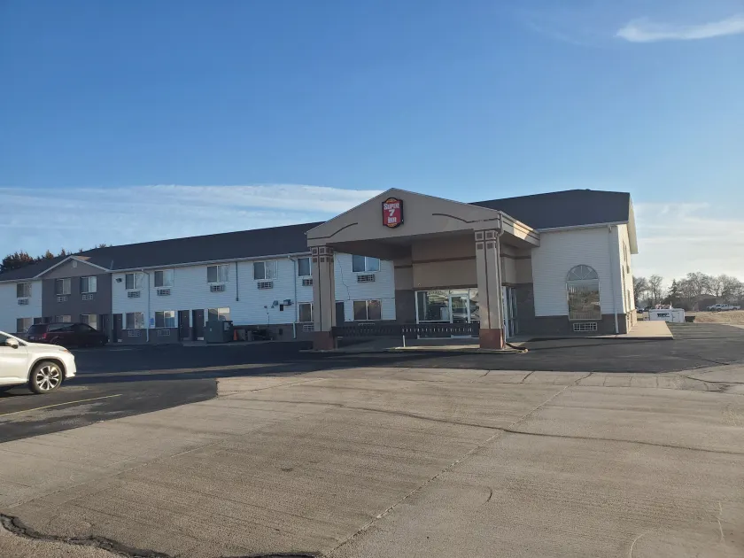 Super 7 Inn Tecumseh - Image 1
