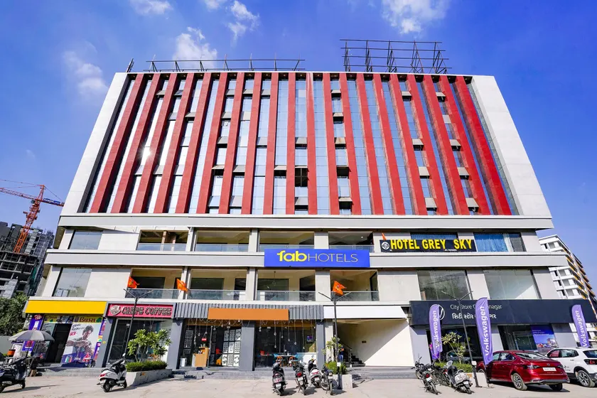 Hotel Grey Sky - Image 1