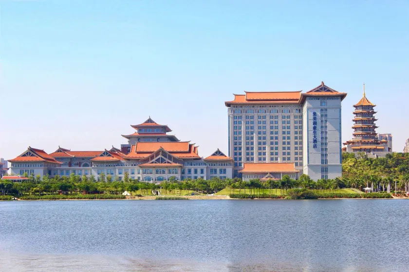 Howard Johnson by Wyndham Jimei Lake Plaza Xiamen - Image 1