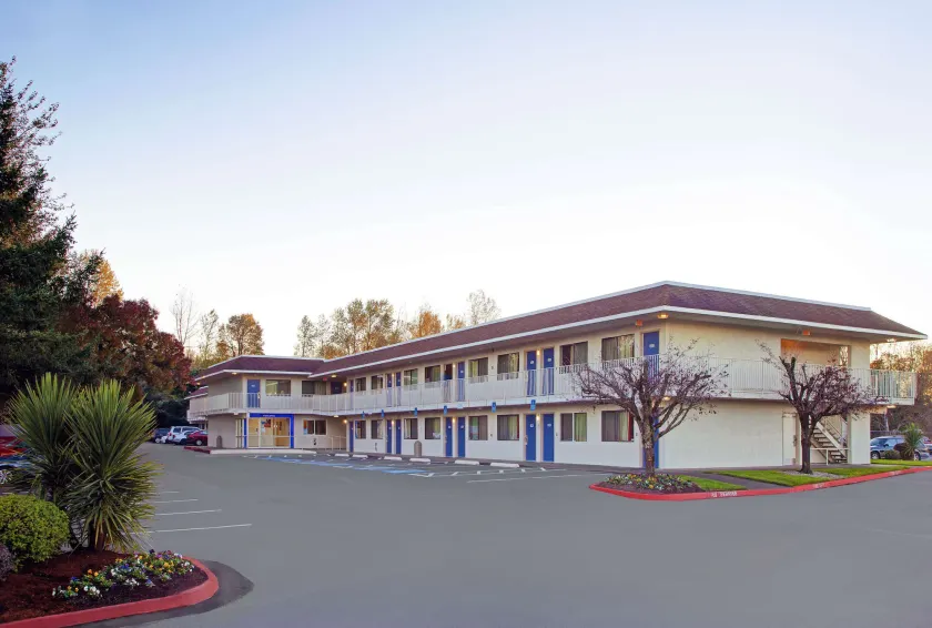 Motel 6-Troutdale, OR - Portland East - Image 1