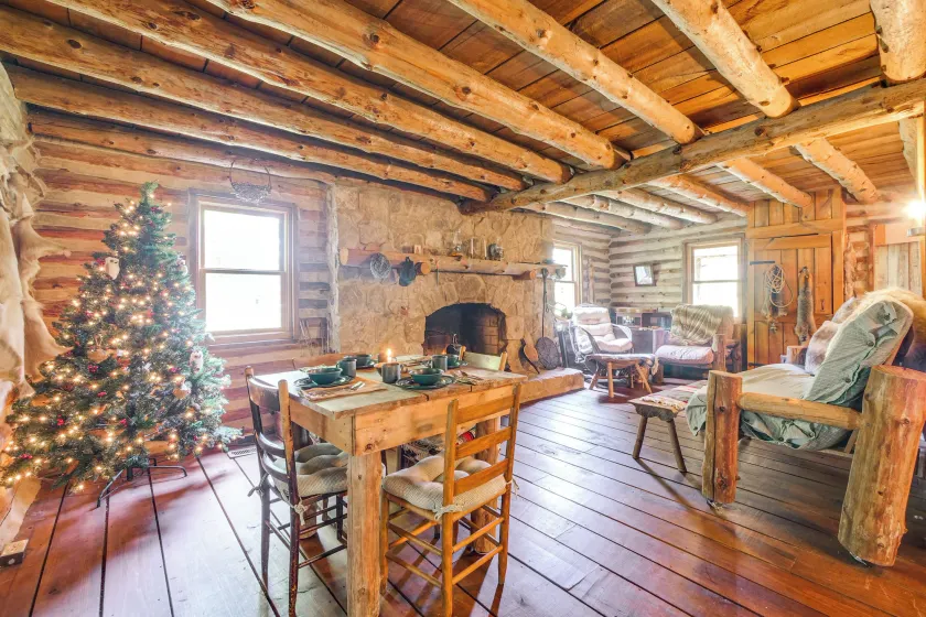 Handcrafted Log Cabin on 3 Acres: 14 Mi to Canton - Image 1