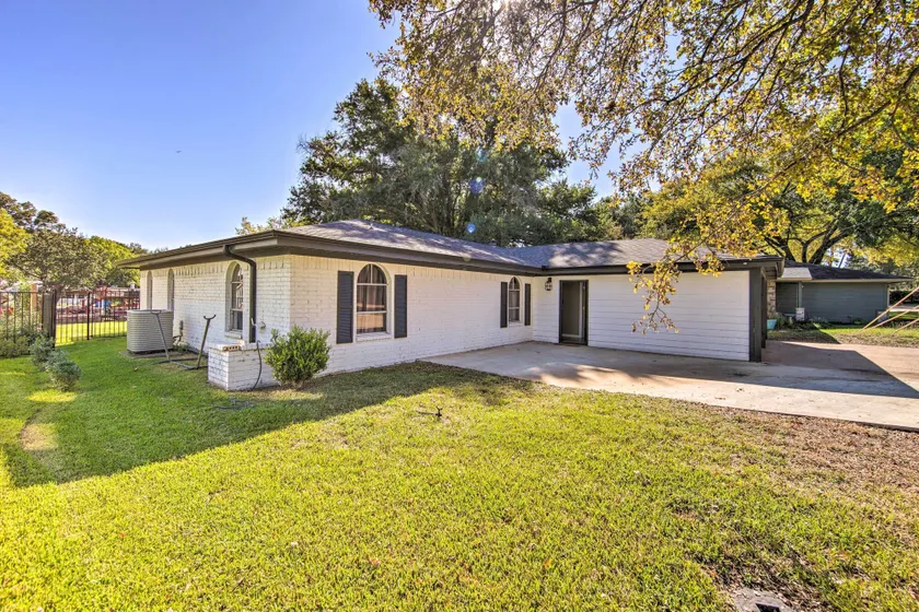 Lakefront Family Home, Recently Renovated! - Image 1