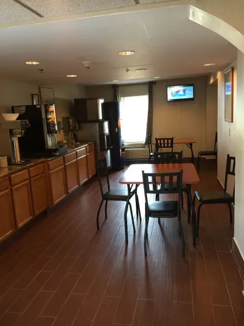 Super 8 by Wyndham Allentown - Image 1
