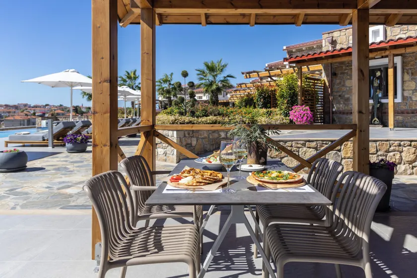 Akrolithos Luxury Suites & Spa - Image 1