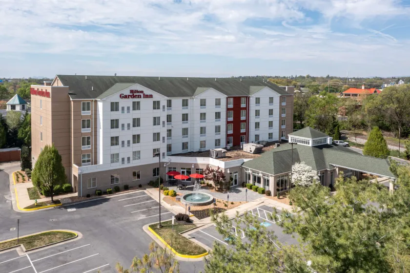 Hilton Garden Inn Winchester - Image 1