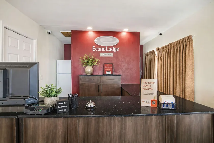 Econo Lodge Needles - Image 1