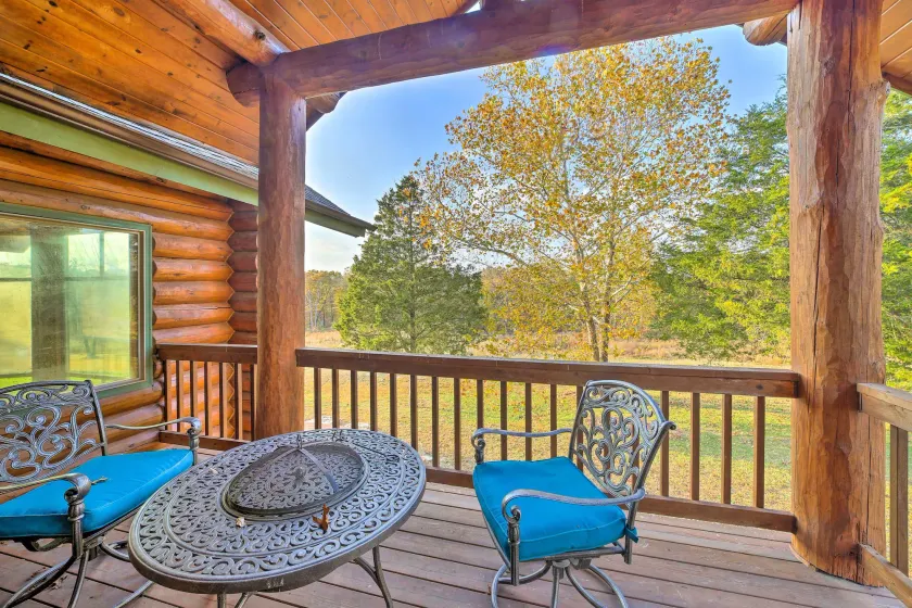 Kæmpe Log Cabin w / Deck - 5 minutter til Table Rock Lake! - Interiør