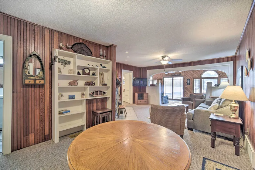 Spacious Home w/ Deck on Lake Chetek! - Innvendig