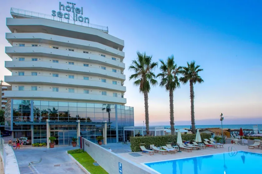 Sea Lion Hotel - Image 1
