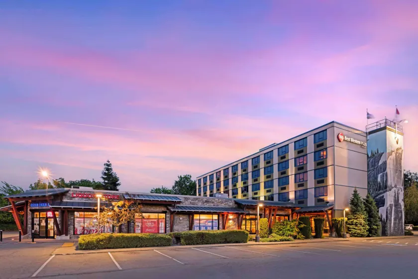 Best Western Plus Barclay Hotel - Image 1
