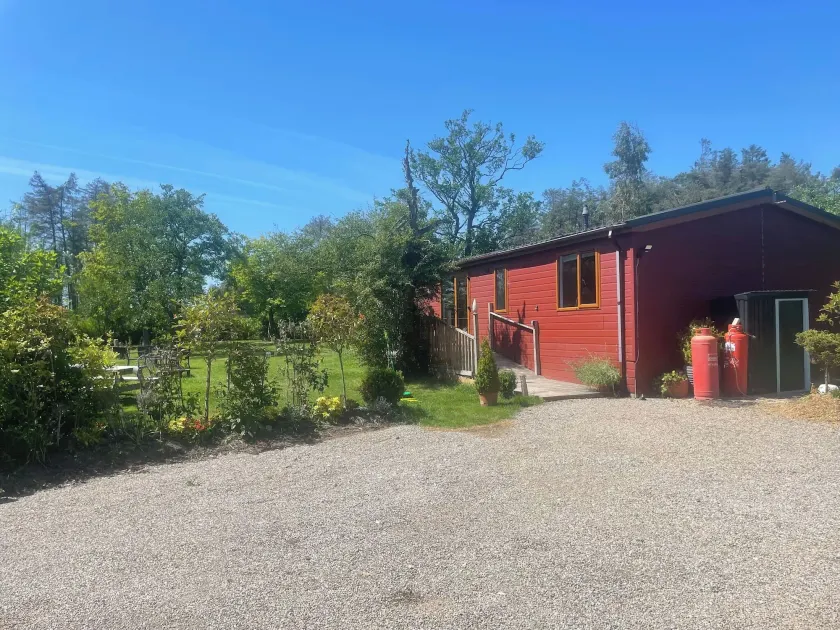 Country lodge retreat with hot tub - Image 1