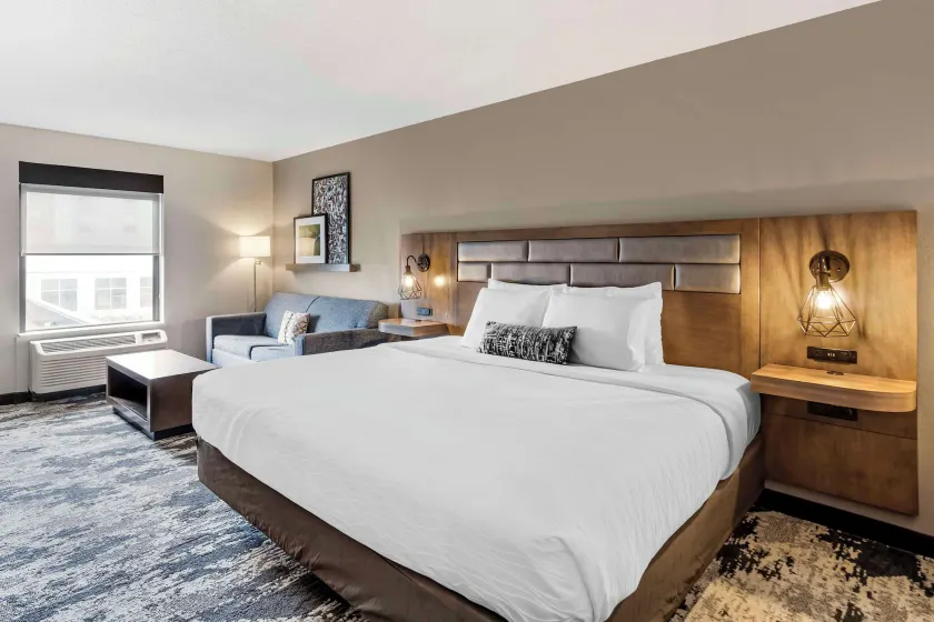 Best Western Plus Bourbonnais Hotel & Suites - Image 1