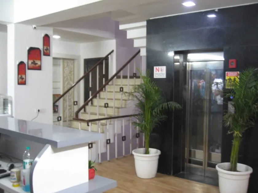 Posh Classic Gurugram - Near HUDA City Centre Metro & Unitech Cyber Park - Hall