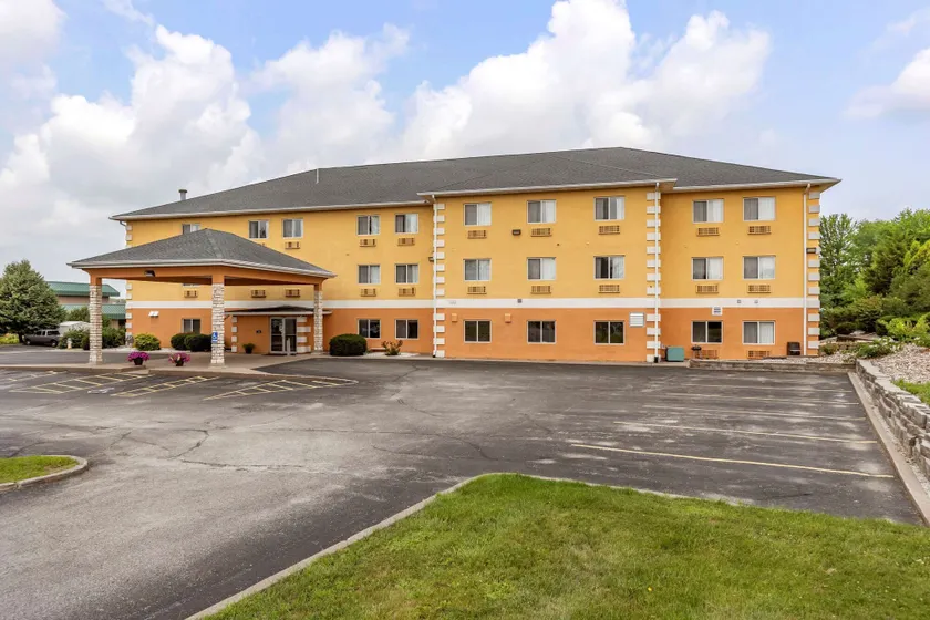 Comfort Inn Muscatine near Hwy 61 - Image 1