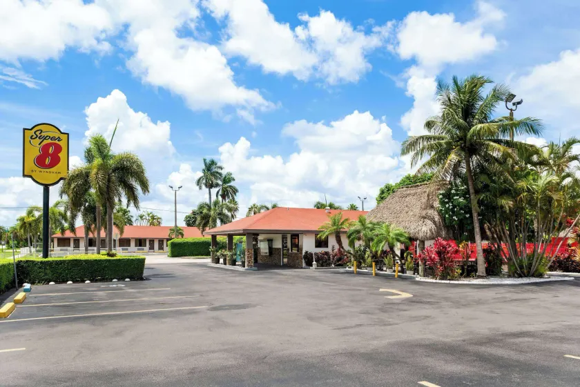 Super 8 by Wyndham Florida City/Homestead/Everglades - Image 1