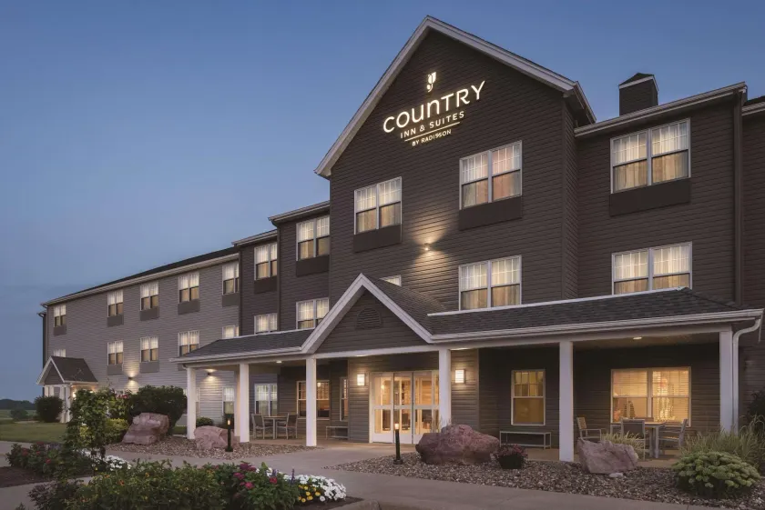 Country Inn & Suites by Radisson, Pella, IA - Image 1