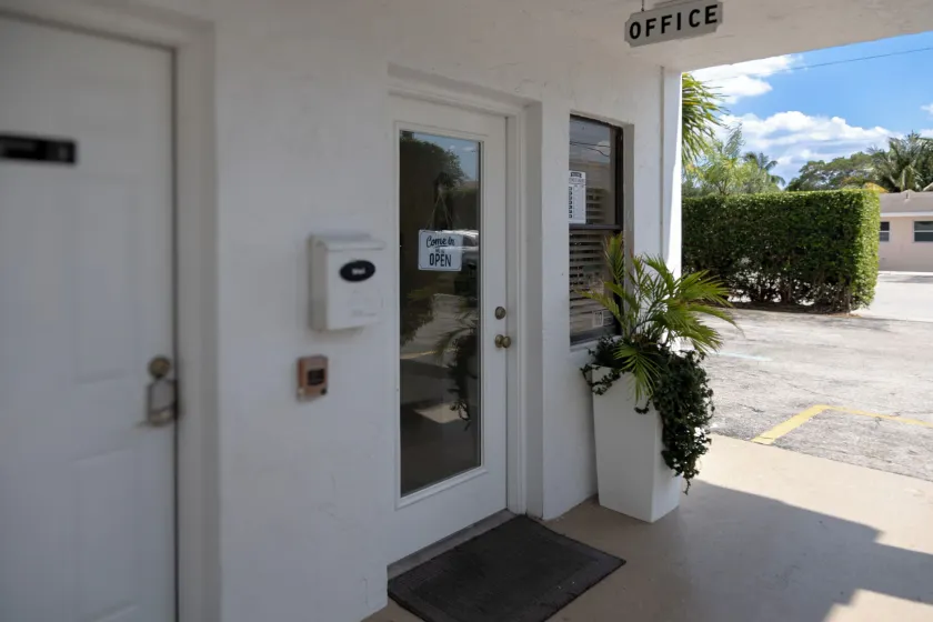 Palm Breeze Hotel - Indgang