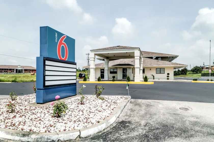 Motel 6-Berea, KY - Image 1