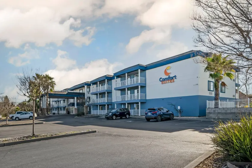 Comfort Suites Red Bluff near I-5 - Image 1