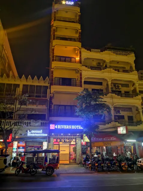 4 RIVERS HOTEL - Image 1